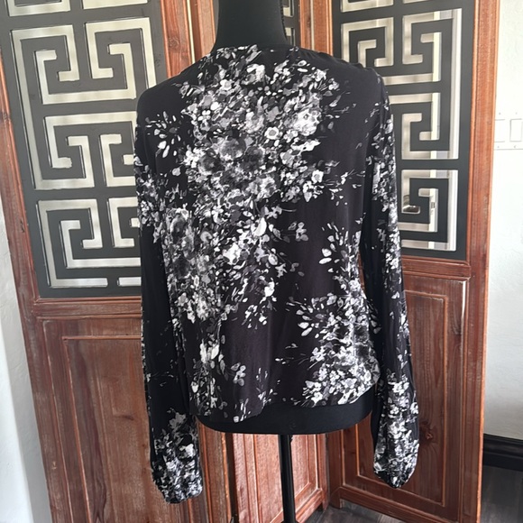 Black gray and white floral top - Picture 2 of 4
